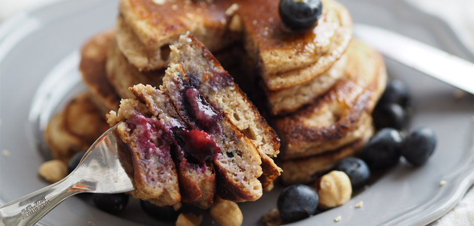 Haselnuss Pancakes mit Blaubeeren