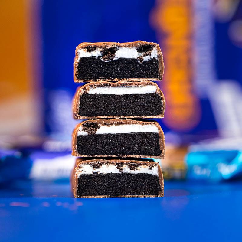 Vier gestapelte Grenade Oreo Proteinriegel, in der Mitte durchgeschnitten.