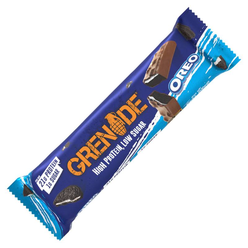 Ein Grenade Proteinriegel in der Sorte Oreo, verpackt in einer auffälligen Verpackung mit blau-weißen OREO-Design-Elementen. Der Riegel selbst zeigt mehrere Schichten aus Schokolade, Nougat und OREO-Keksstückchen, die mit geringer Zuckermenge und hohem Proteingehalt den perfekten Snack für Fitness-Enthusiasten und Genießer bieten.