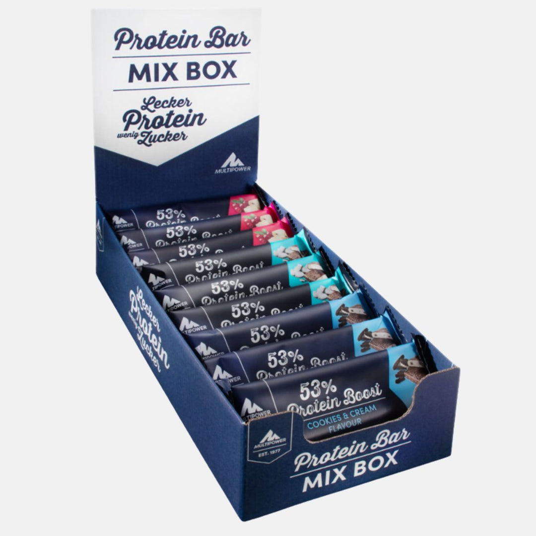 Multipower Protein Boost Riegel in verschiedenen Geschmacksrichtungen verpackt in einer dunkelblauen Mixbox.