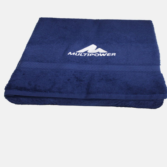 Multipower Handtuch in dunkelblau mit weißem Aufdruck. 