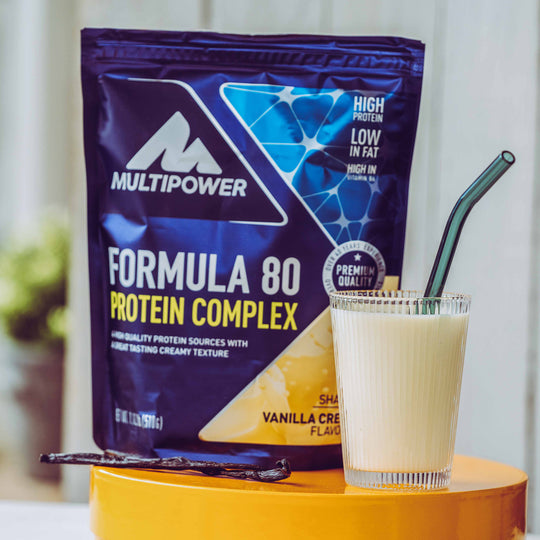 Multipower Formula 80 Beutel mit Vanille Shake daneben