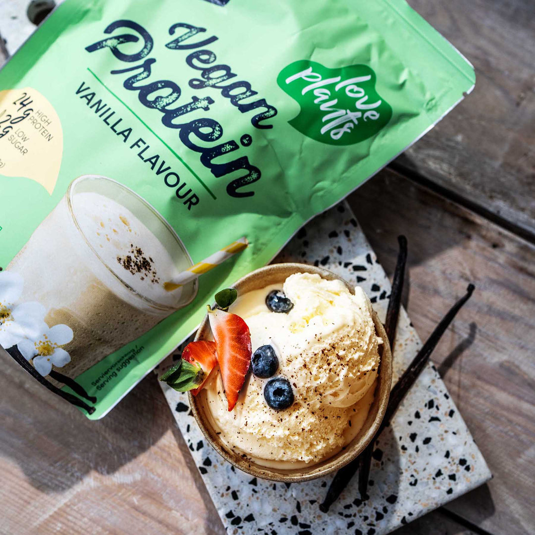 Multipower Proteinpulver vegan im grünen Beutel und ein Vanilleeis mit Schoten daneben 